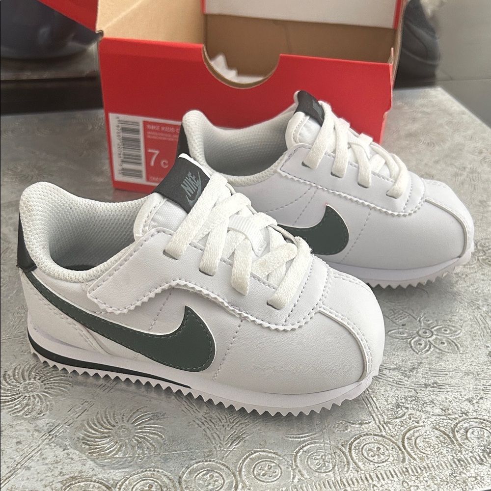 Nike Kids Cortez Easyon White and Dark Green Sneakers with box